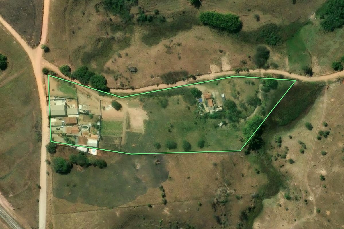 Imagem de satélite do imóvel rural em Jacareí (SP), com o contorno declarado no CAR desenhado por cima.