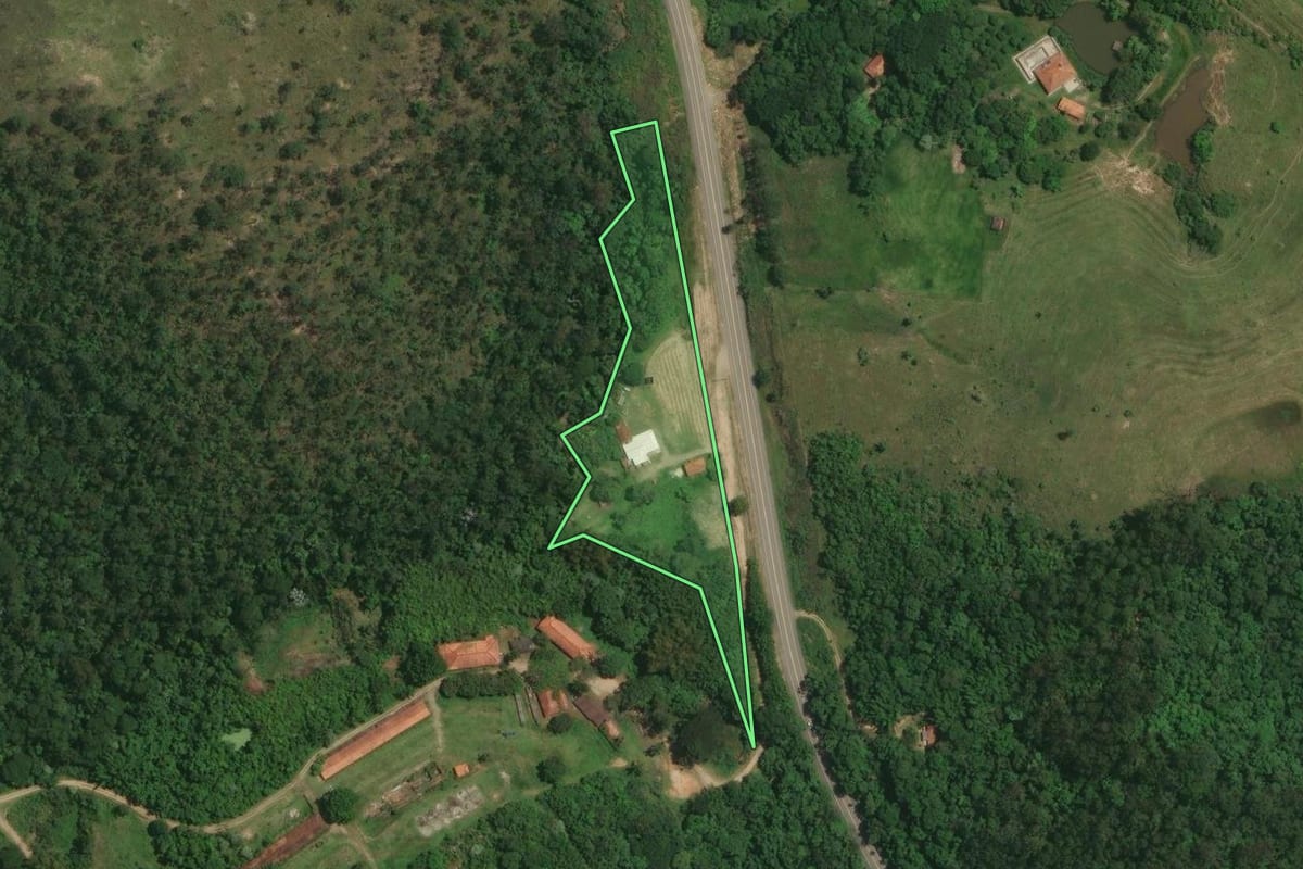 Imagem de satélite do imóvel rural em Jacareí (SP), com o contorno declarado no CAR desenhado por cima.