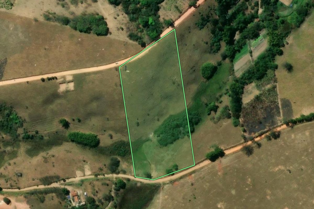 Imagem de satélite do imóvel rural em Jacareí (SP), com o contorno declarado no CAR desenhado por cima.