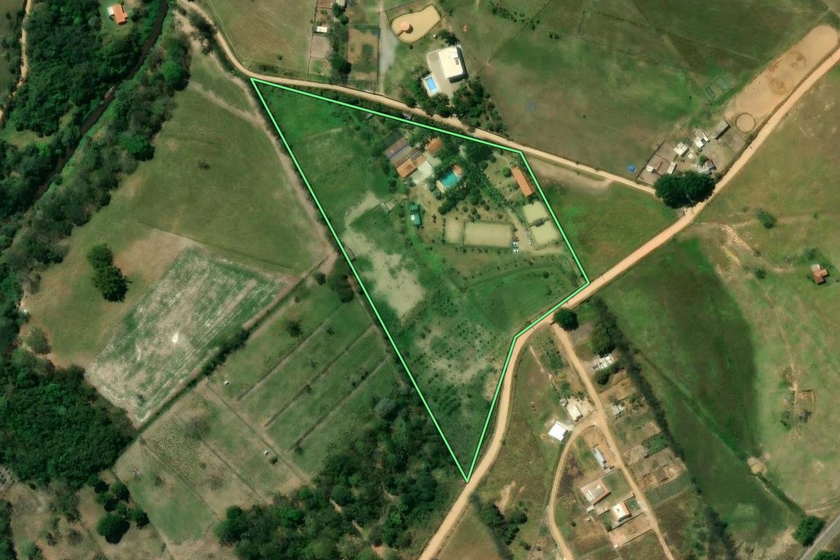 Imagem de satélite do imóvel rural em Jacareí (SP), com o contorno declarado no CAR desenhado por cima.