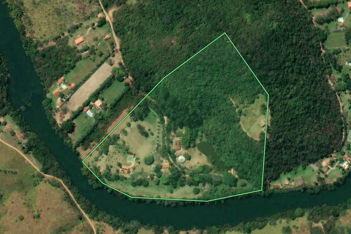 Imagem de satélite do imóvel rural em Jacareí (SP), com o contorno declarado no CAR desenhado por cima.