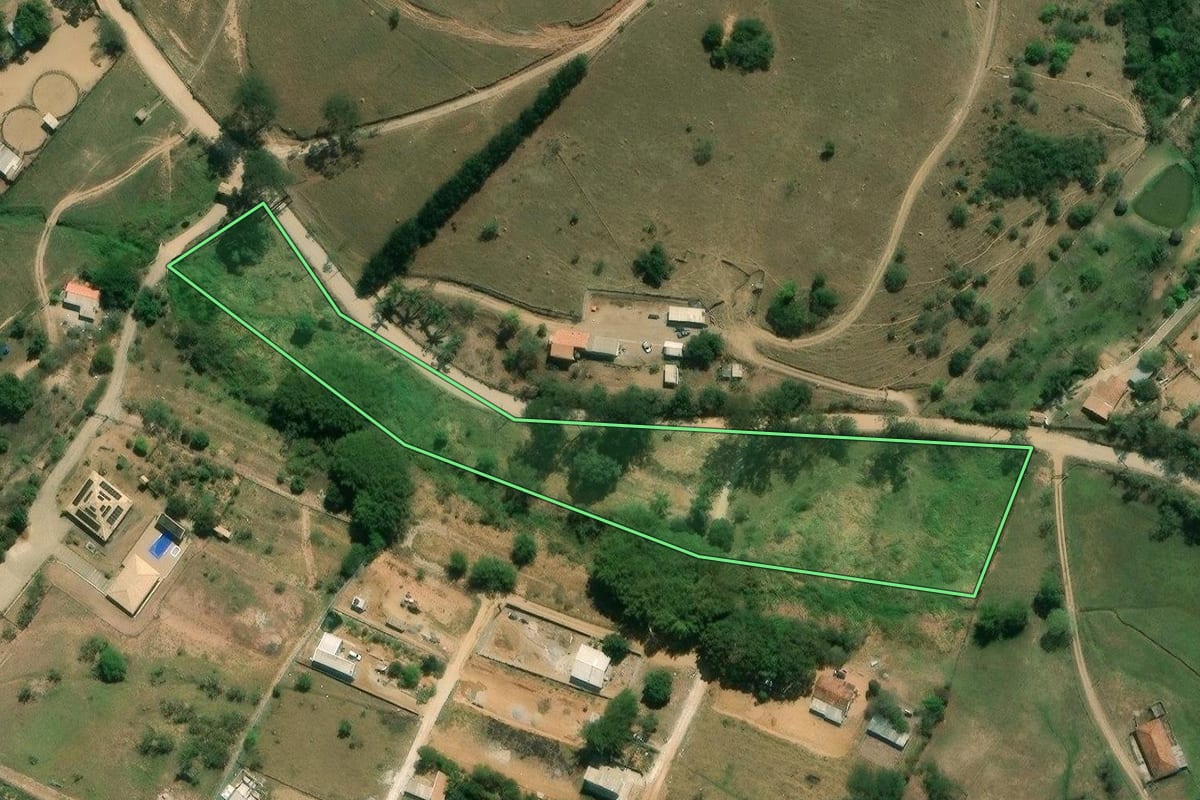 Imagem de satélite do imóvel rural em Jacareí (SP), com o contorno declarado no CAR desenhado por cima.