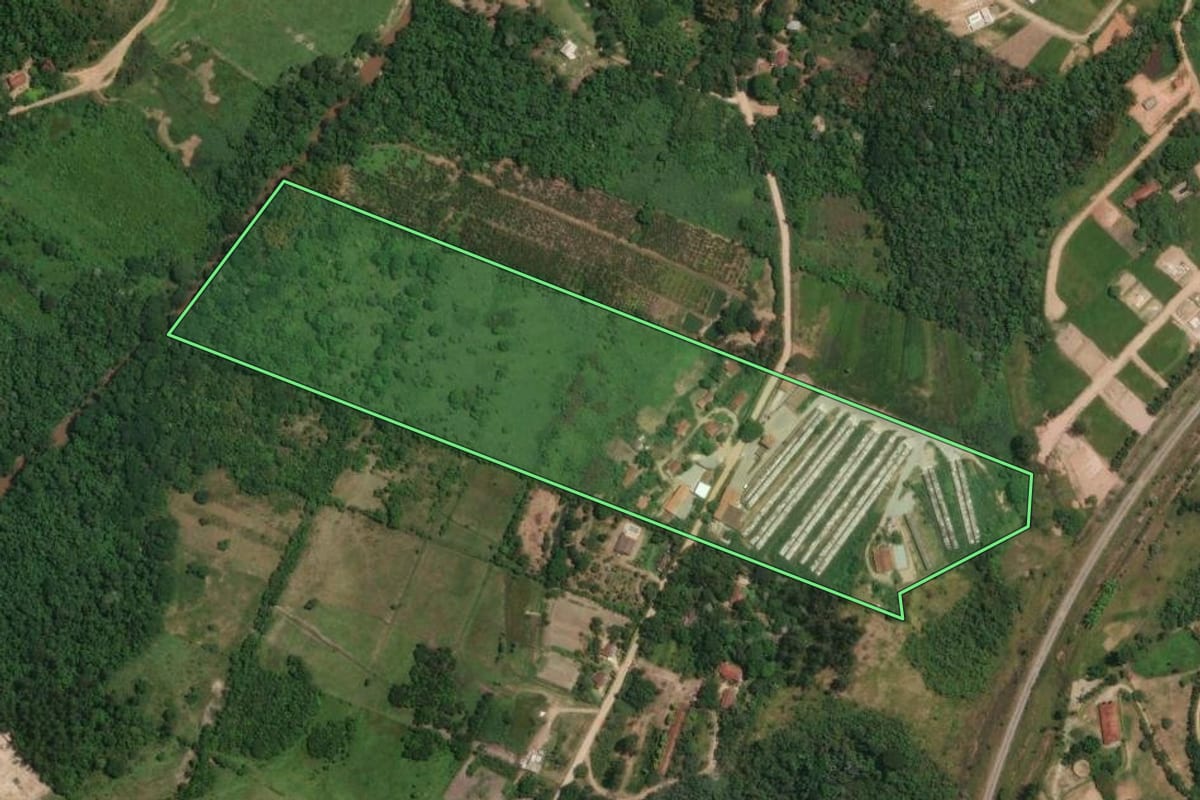 Imagem de satélite do imóvel rural em Jacareí (SP), com o contorno declarado no CAR desenhado por cima.