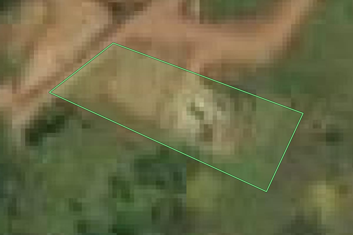 Imagem de satélite do imóvel rural em Jacareí (SP), com o contorno declarado no CAR desenhado por cima.