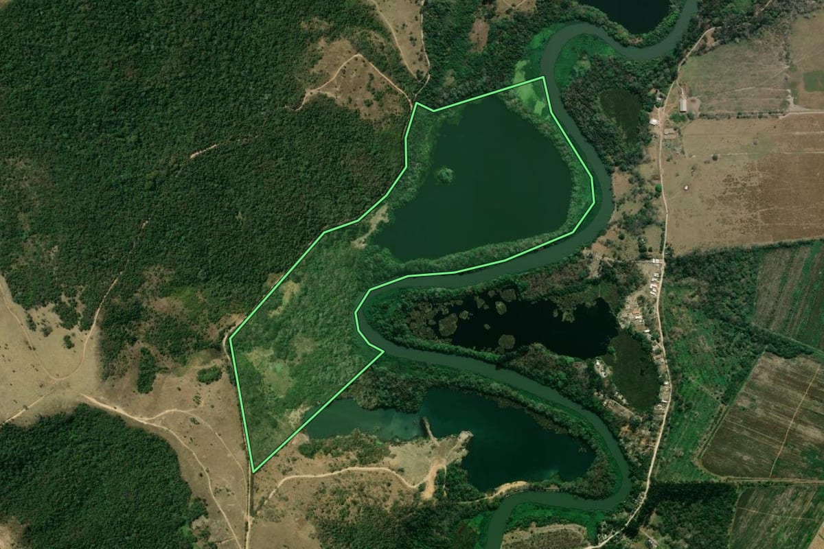 Imagem de satélite do imóvel rural em Jacareí (SP), com o contorno declarado no CAR desenhado por cima.