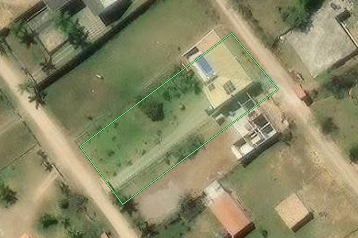 Imagem de satélite do imóvel rural em Jacareí (SP), com o contorno declarado no CAR desenhado por cima.