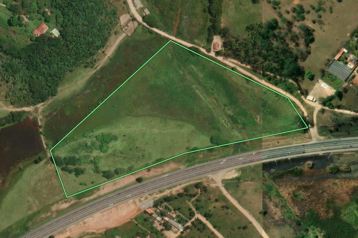 Imagem de satélite do imóvel rural em Jacareí (SP), com o contorno declarado no CAR desenhado por cima.