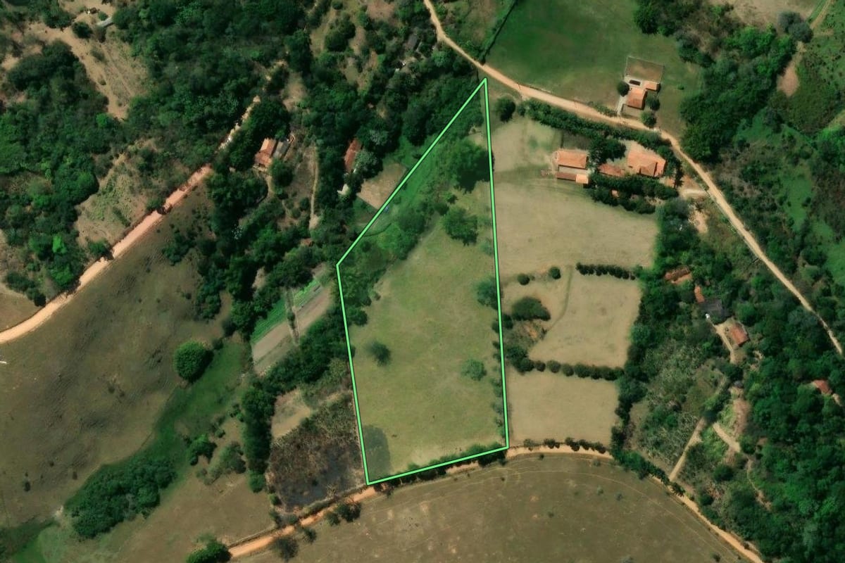 Imagem de satélite do imóvel rural em Jacareí (SP), com o contorno declarado no CAR desenhado por cima.
