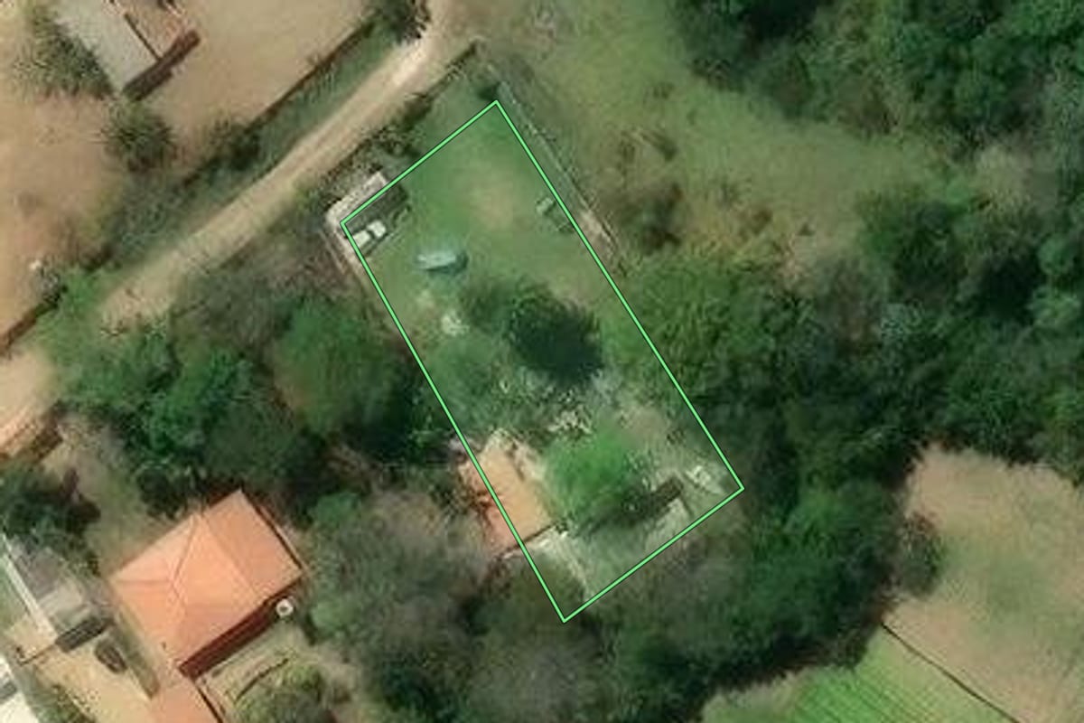 Imagem de satélite do imóvel rural em Jacareí (SP), com o contorno declarado no CAR desenhado por cima.