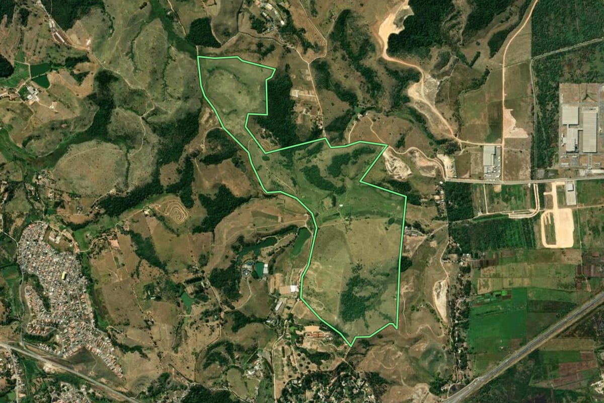 Imagem de satélite do imóvel rural em Jacareí (SP), com o contorno declarado no CAR desenhado por cima.