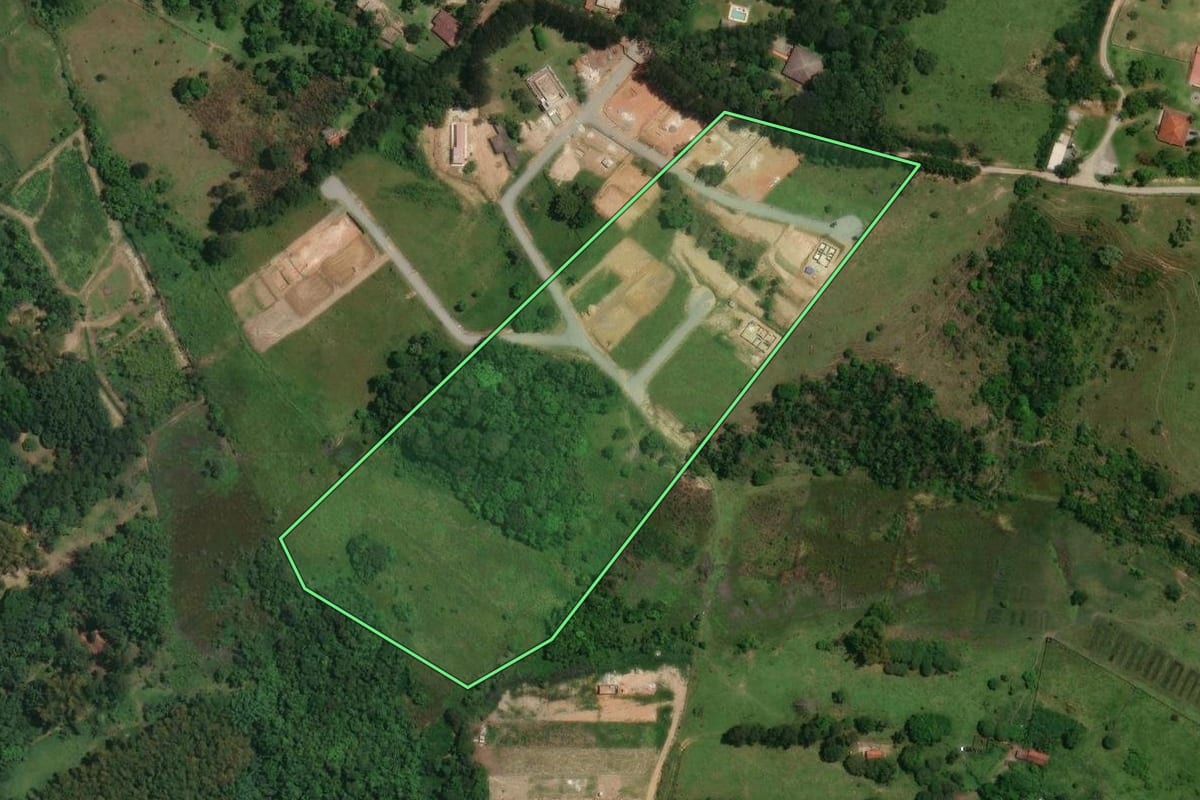 Imagem de satélite do imóvel rural em Jacareí (SP), com o contorno declarado no CAR desenhado por cima.