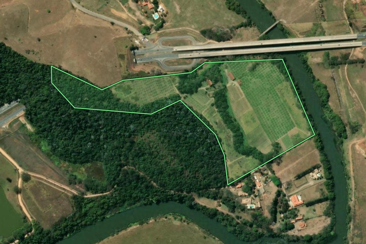 Imagem de satélite do imóvel rural em Jacareí (SP), com o contorno declarado no CAR desenhado por cima.