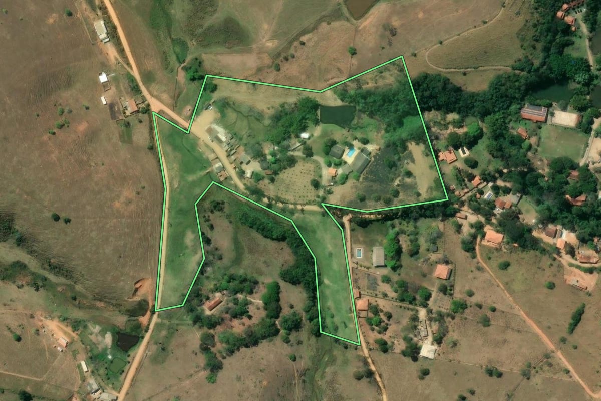 Imagem de satélite do imóvel rural em Jacareí (SP), com o contorno declarado no CAR desenhado por cima.