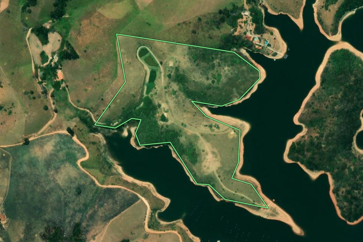 Imagem de satélite do imóvel rural em Jacareí (SP), com o contorno declarado no CAR desenhado por cima.