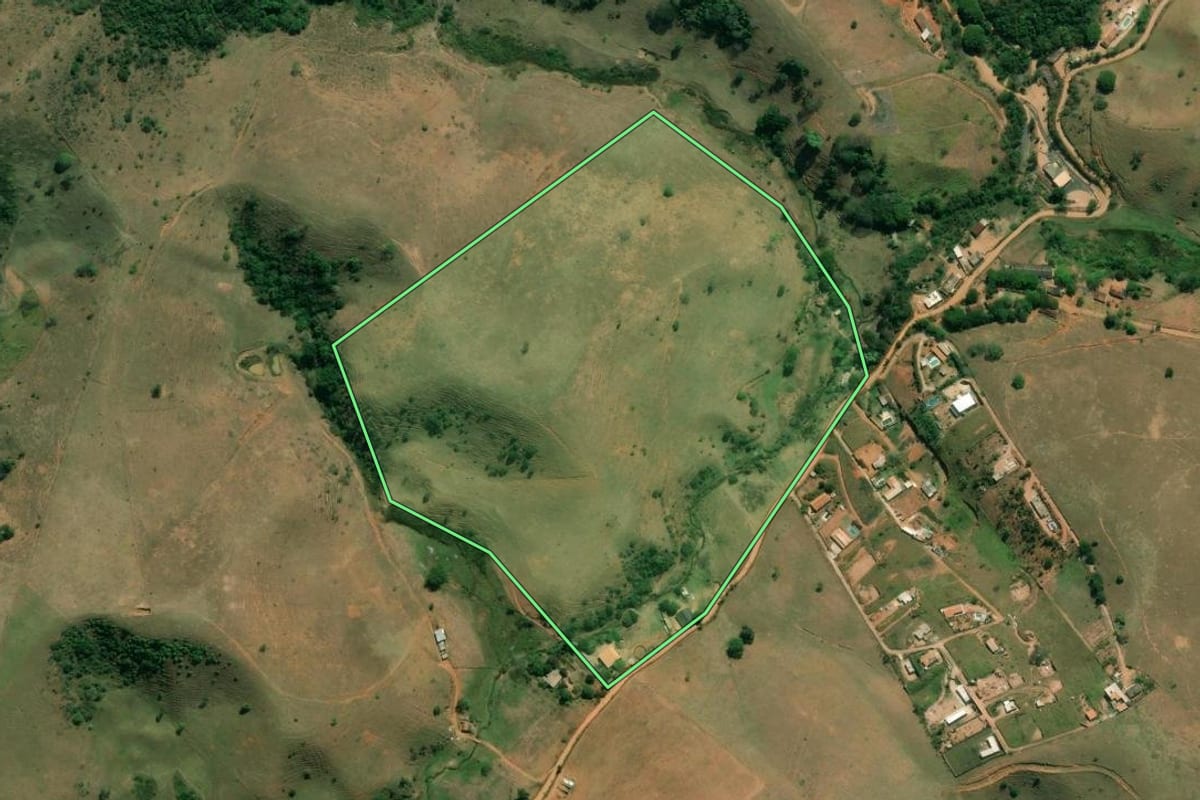 Imagem de satélite do imóvel rural em Jacareí (SP), com o contorno declarado no CAR desenhado por cima.