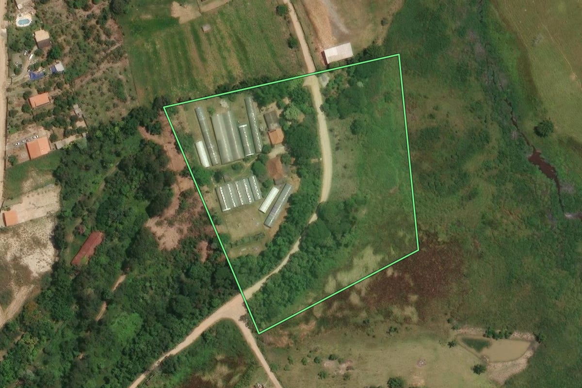Imagem de satélite do imóvel rural em Jacareí (SP), com o contorno declarado no CAR desenhado por cima.