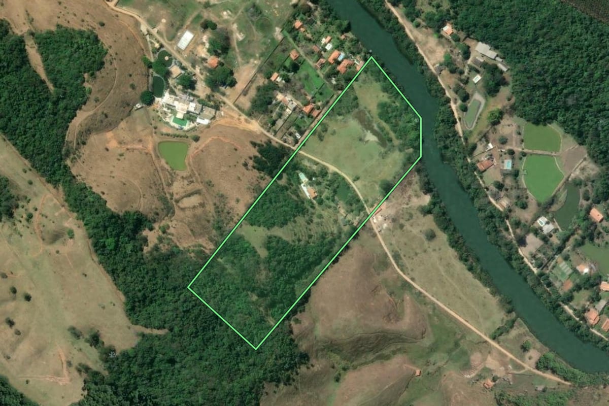 Imagem de satélite do imóvel rural em Jacareí (SP), com o contorno declarado no CAR desenhado por cima.