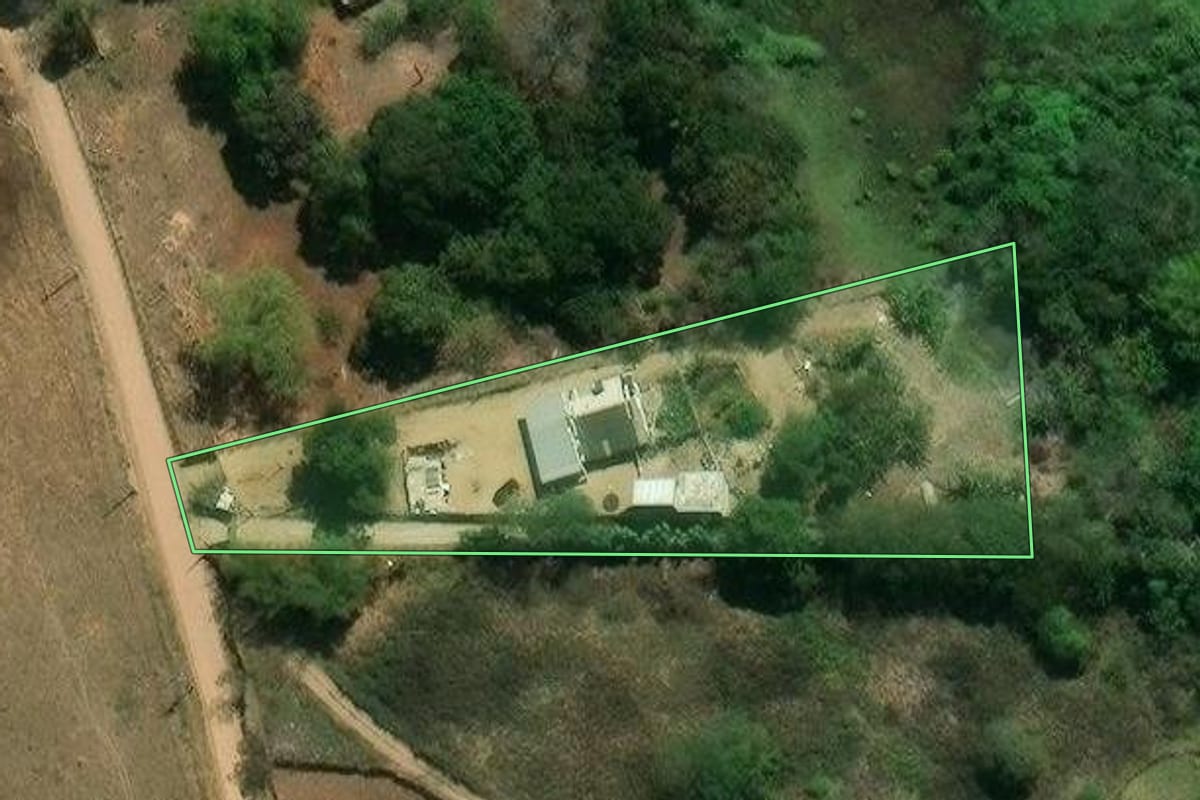 Imagem de satélite do imóvel rural em Jacareí (SP), com o contorno declarado no CAR desenhado por cima.
