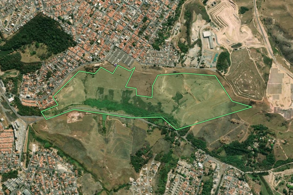 Imagem de satélite do imóvel rural em Jacareí (SP), com o contorno declarado no CAR desenhado por cima.