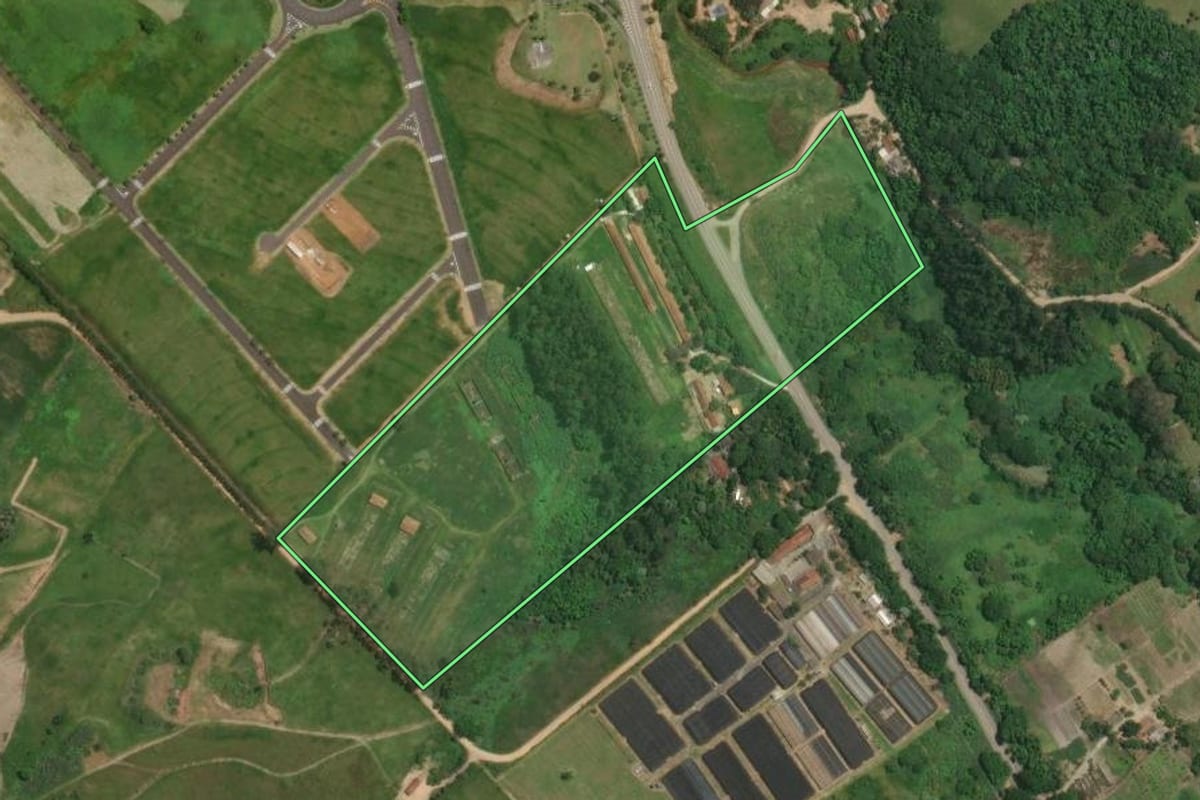 Imagem de satélite do imóvel rural em Jacareí (SP), com o contorno declarado no CAR desenhado por cima.