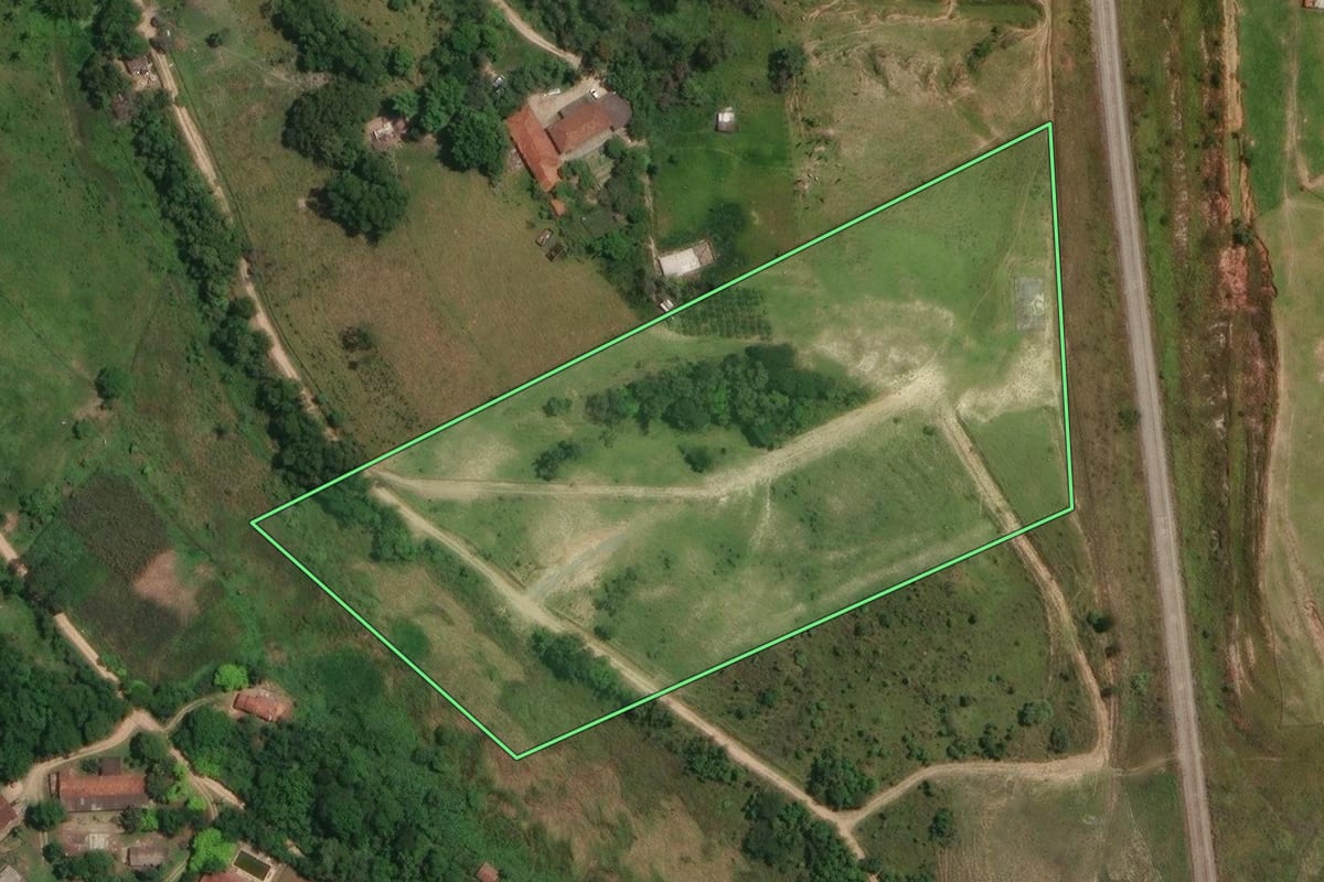 Imagem de satélite do imóvel rural em Jacareí (SP), com o contorno declarado no CAR desenhado por cima.