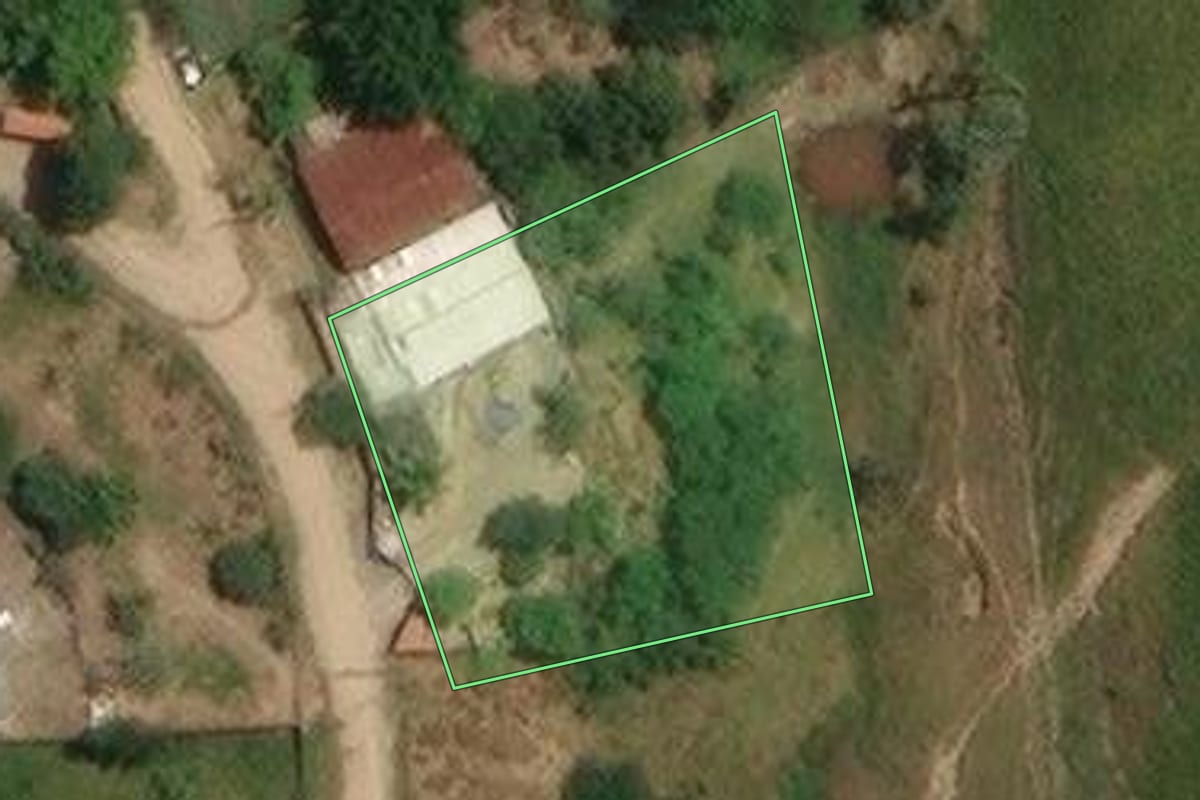 Imagem de satélite do imóvel rural em Jacareí (SP), com o contorno declarado no CAR desenhado por cima.