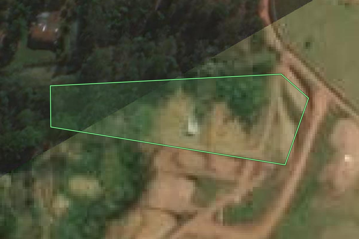 Imagem de satélite do imóvel rural em Jacareí (SP), com o contorno declarado no CAR desenhado por cima.