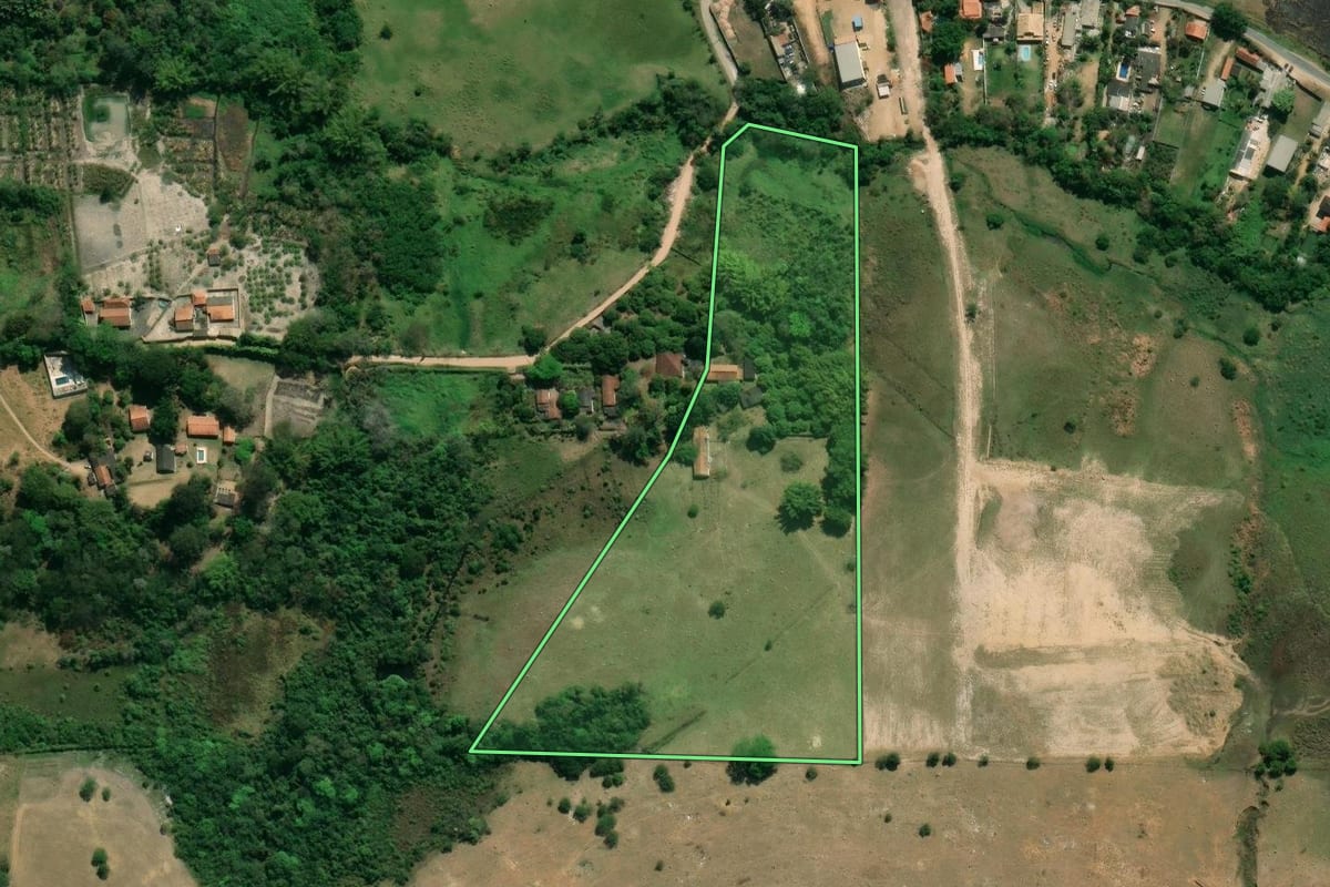Imagem de satélite do imóvel rural em Jacareí (SP), com o contorno declarado no CAR desenhado por cima.