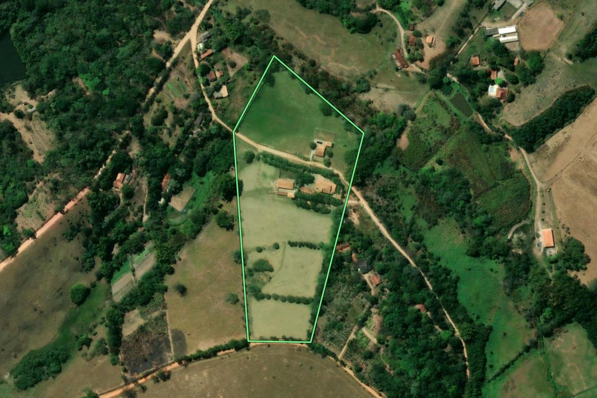 Imagem de satélite do imóvel rural em Jacareí (SP), com o contorno declarado no CAR desenhado por cima.