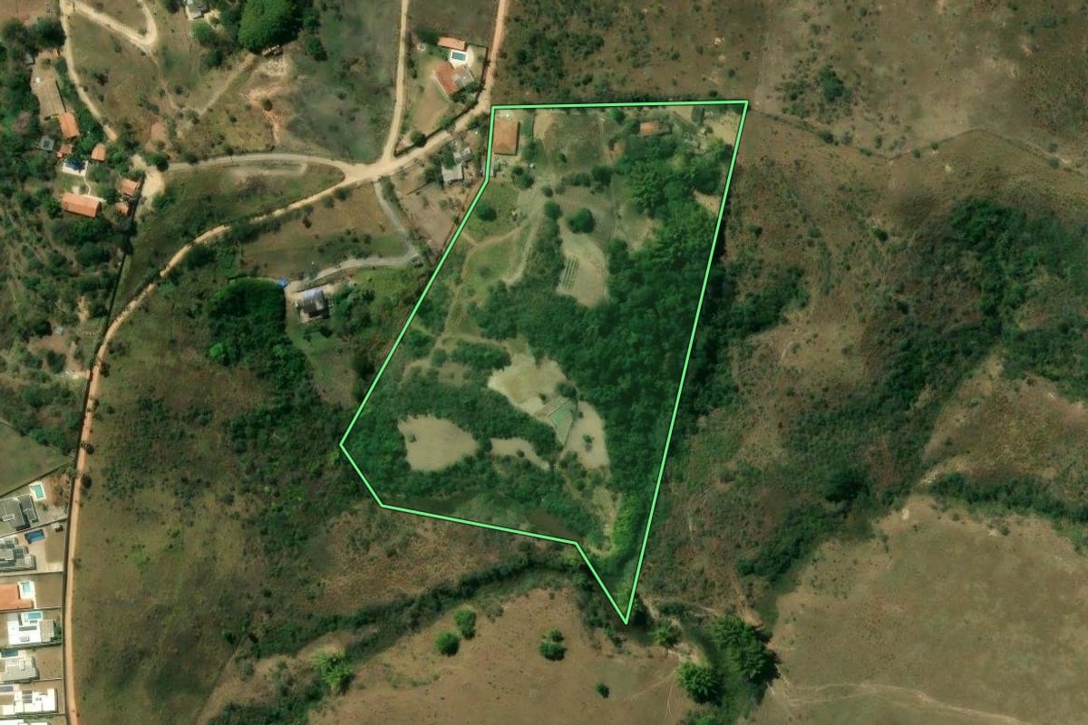 Imagem de satélite do imóvel rural em Jacareí (SP), com o contorno declarado no CAR desenhado por cima.