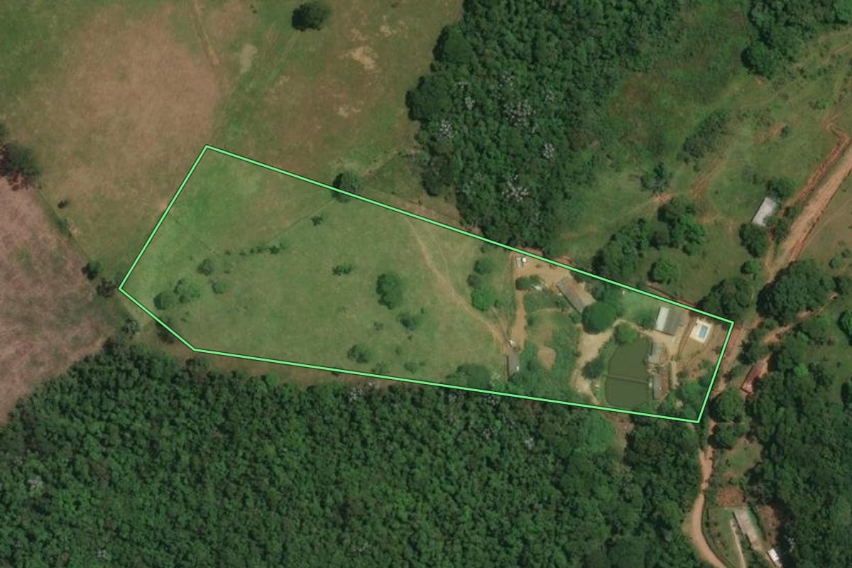 Imagem de satélite do imóvel rural em Jacareí (SP), com o contorno declarado no CAR desenhado por cima.