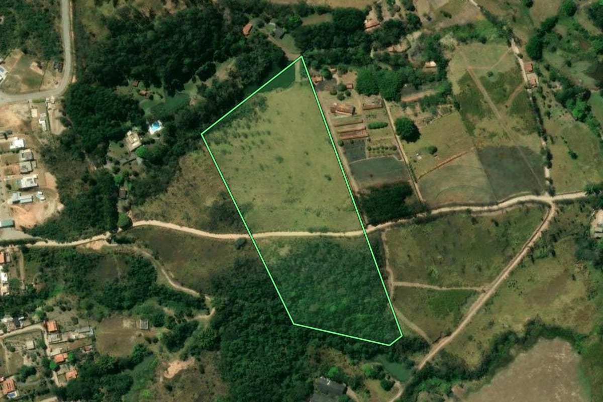Imagem de satélite do imóvel rural em Jacareí (SP), com o contorno declarado no CAR desenhado por cima.