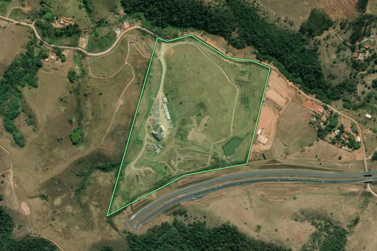 Imagem de satélite do imóvel rural em Jacareí (SP), com o contorno declarado no CAR desenhado por cima.
