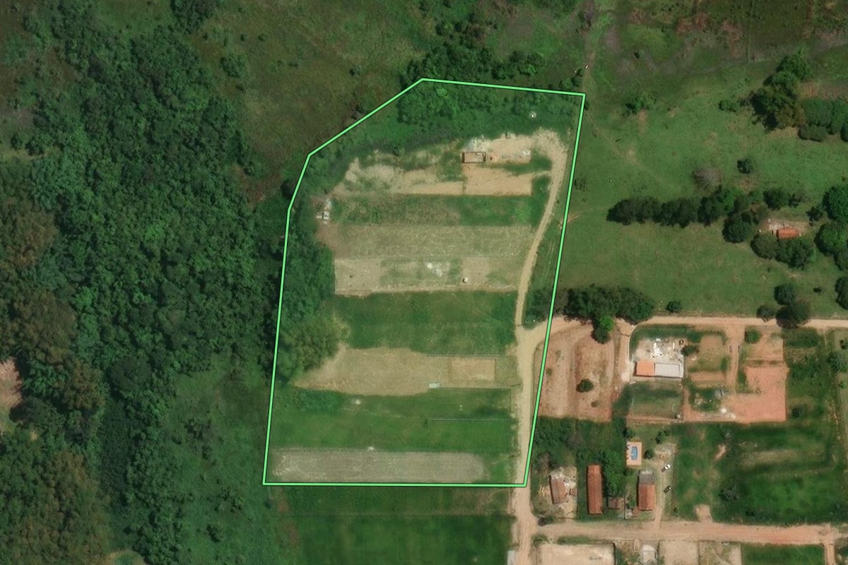 Imagem de satélite do imóvel rural em Jacareí (SP), com o contorno declarado no CAR desenhado por cima.