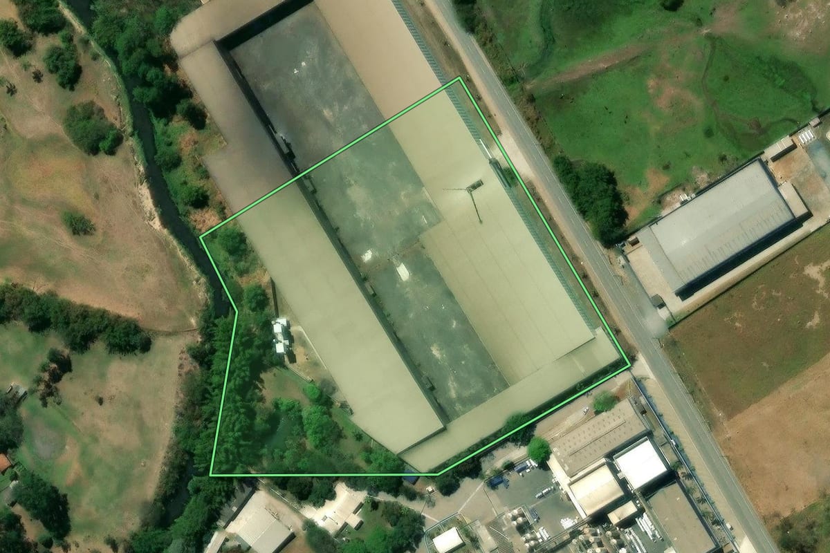 Imagem de satélite do imóvel rural em Jacareí (SP), com o contorno declarado no CAR desenhado por cima.