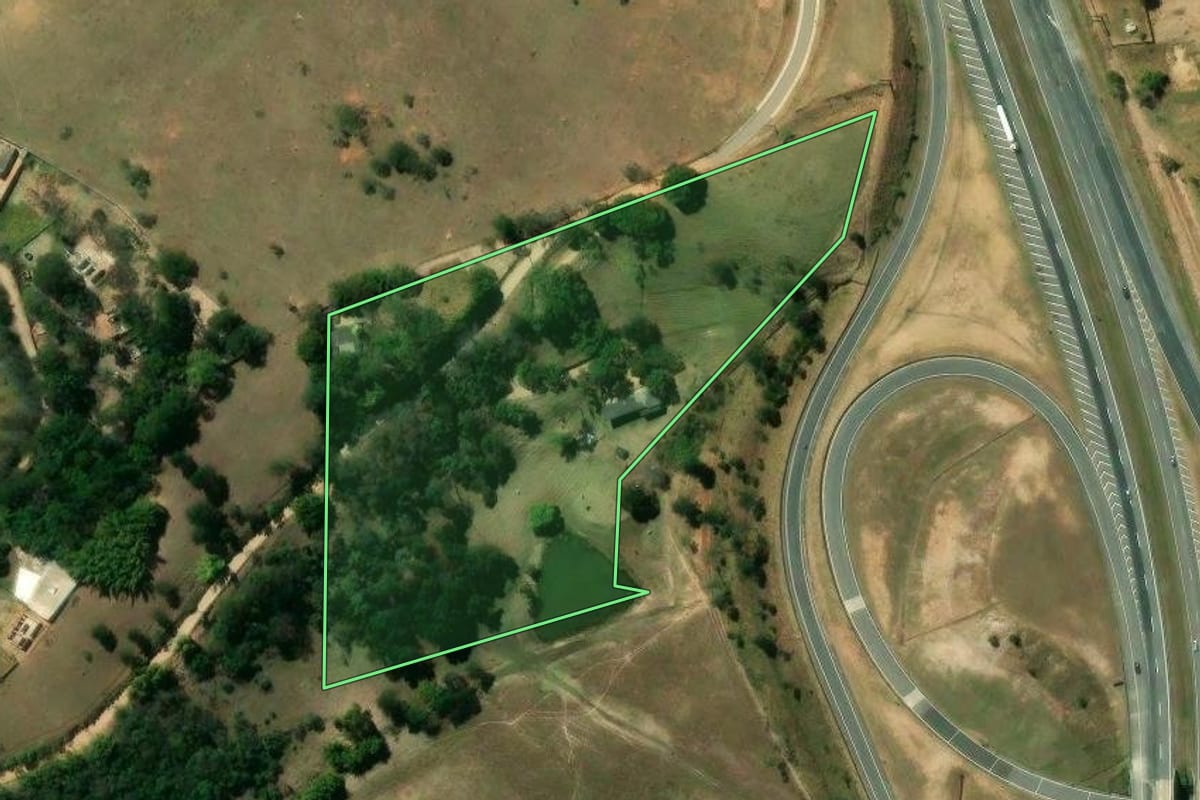 Imagem de satélite do imóvel rural em Jacareí (SP), com o contorno declarado no CAR desenhado por cima.