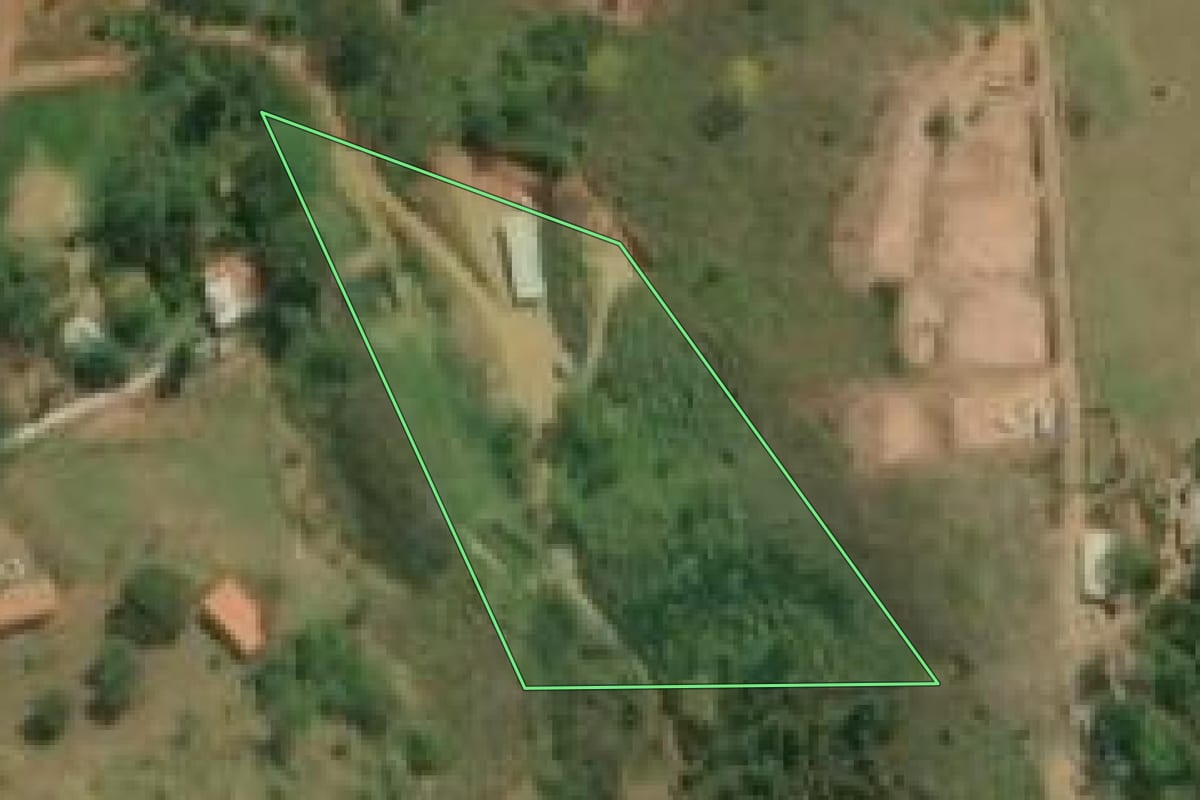 Imagem de satélite do imóvel rural em Jacareí (SP), com o contorno declarado no CAR desenhado por cima.