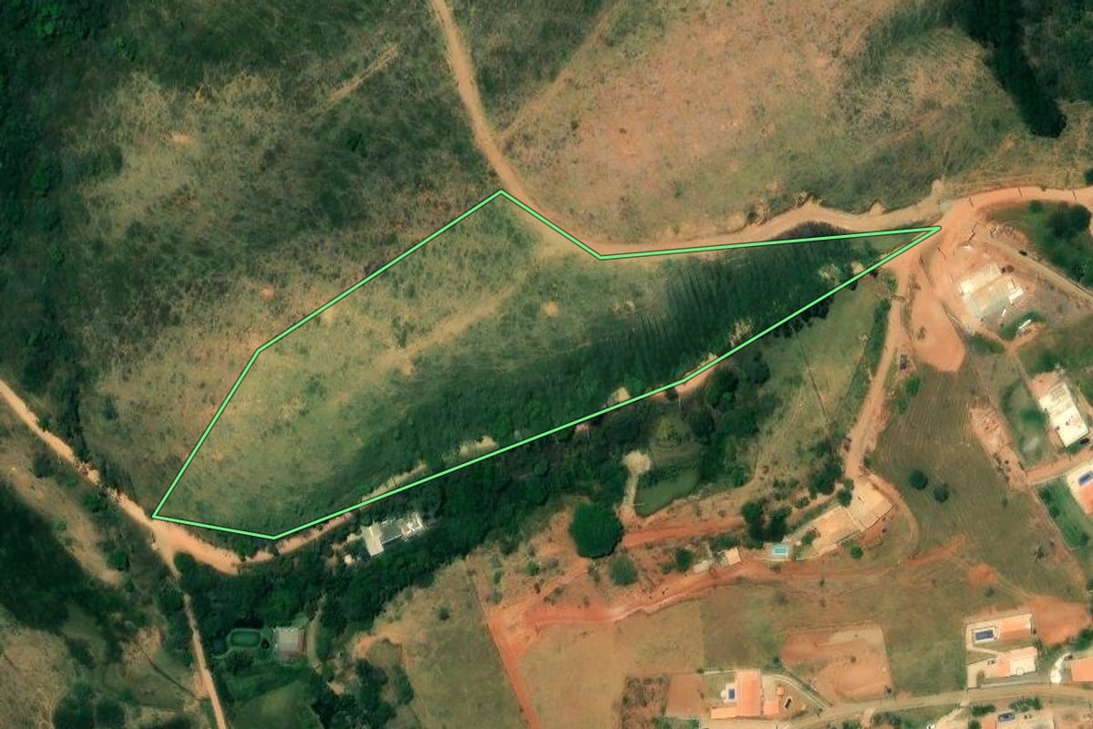 Imagem de satélite do imóvel rural em Jacareí (SP), com o contorno declarado no CAR desenhado por cima.