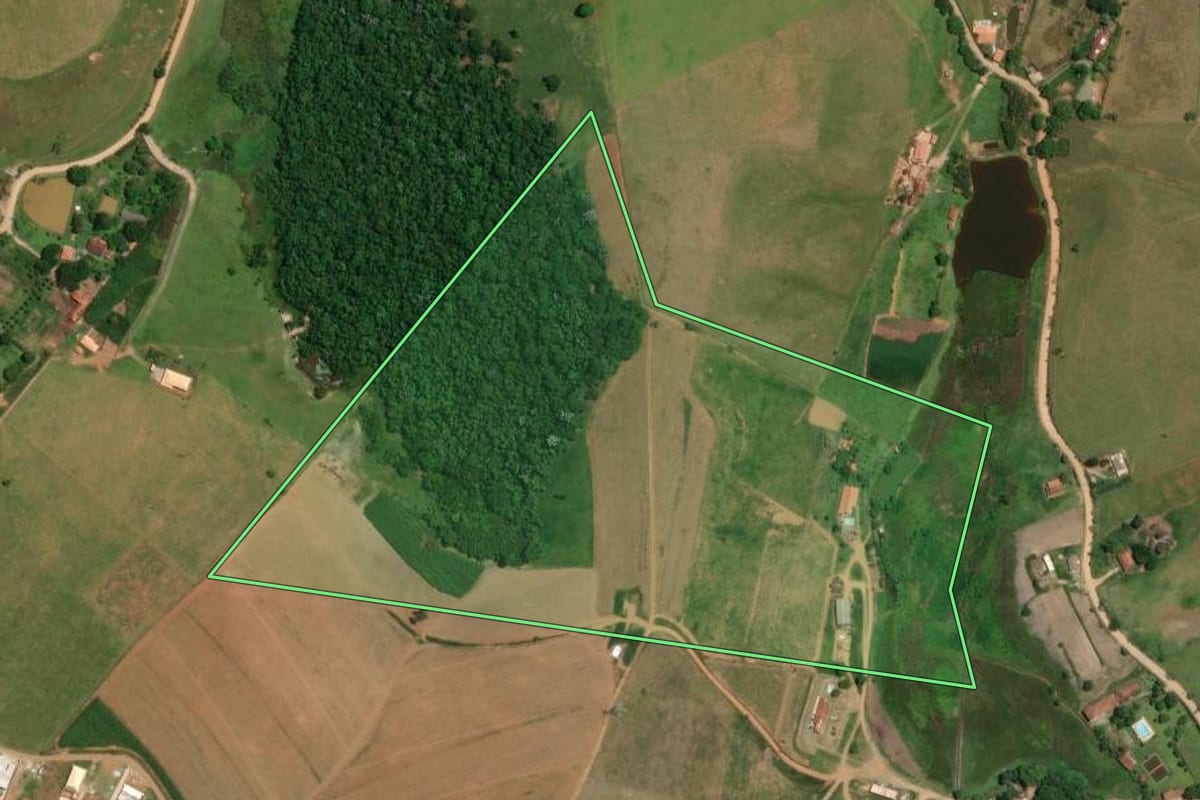 Imagem de satélite do imóvel rural em Jacareí (SP), com o contorno declarado no CAR desenhado por cima.