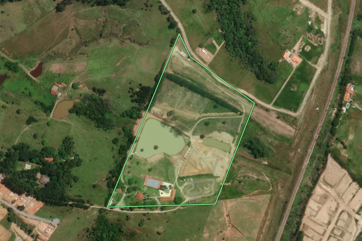 Imagem de satélite do imóvel rural em Jacareí (SP), com o contorno declarado no CAR desenhado por cima.