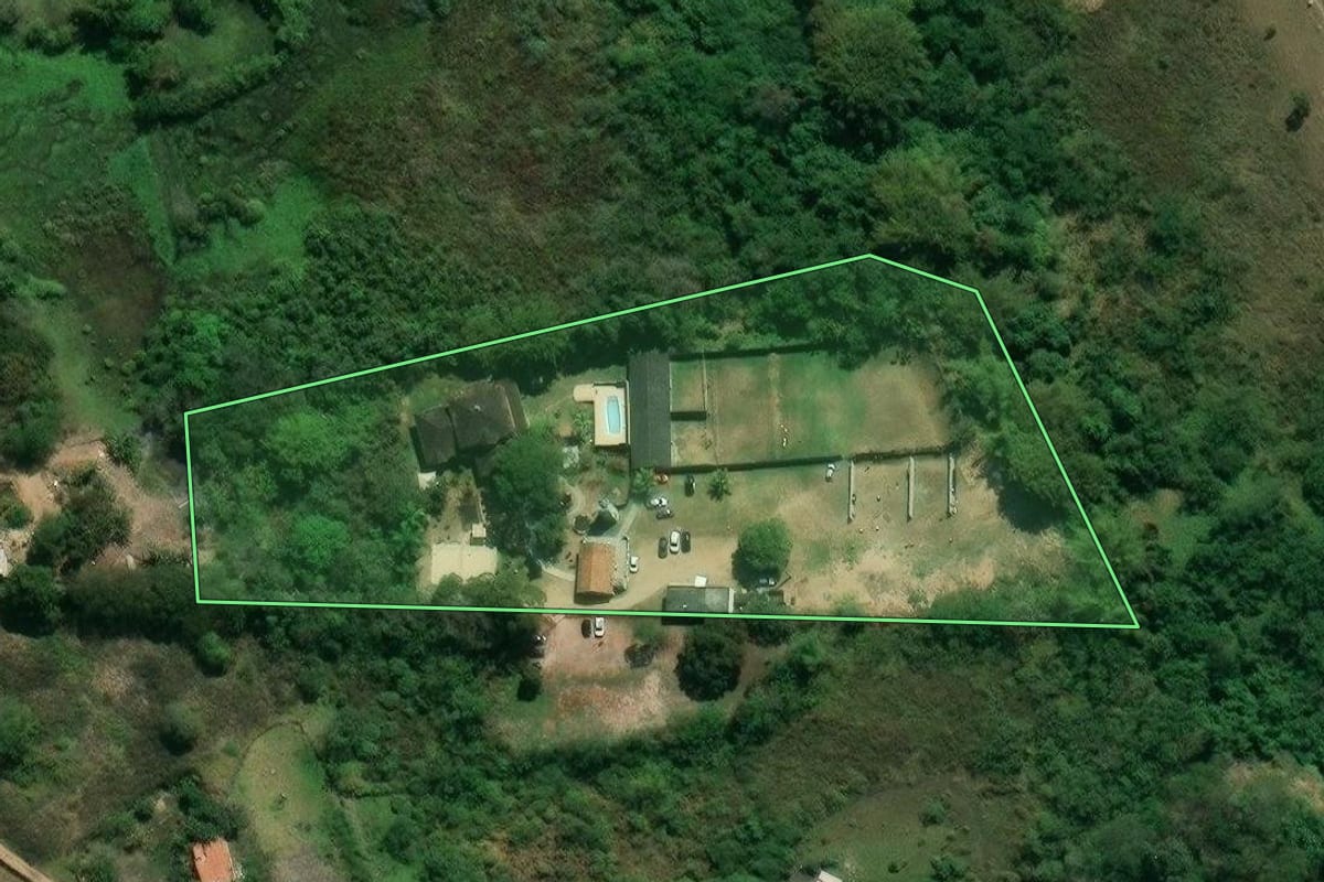 Imagem de satélite do imóvel rural em Jacareí (SP), com o contorno declarado no CAR desenhado por cima.