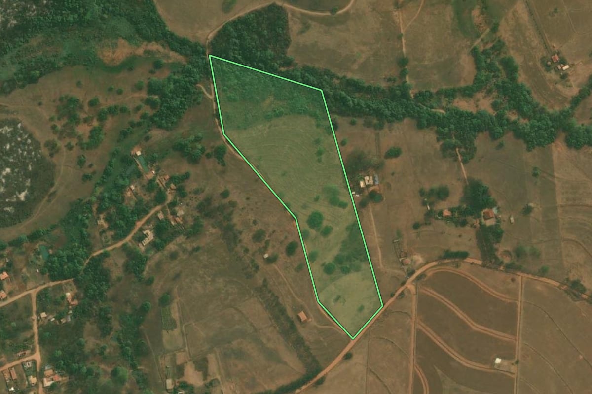Imagem de satélite do imóvel rural em Jaci (SP), com o contorno declarado no CAR desenhado por cima.