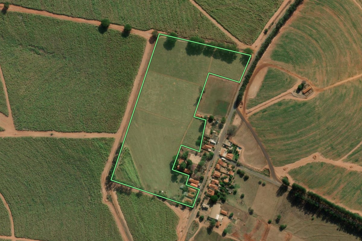 Imagem de satélite do imóvel rural em Jaci (SP), com o contorno declarado no CAR desenhado por cima.
