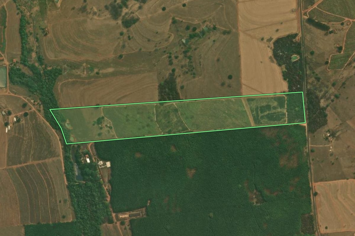 Imagem de satélite do imóvel rural em Jaci (SP), com o contorno declarado no CAR desenhado por cima.