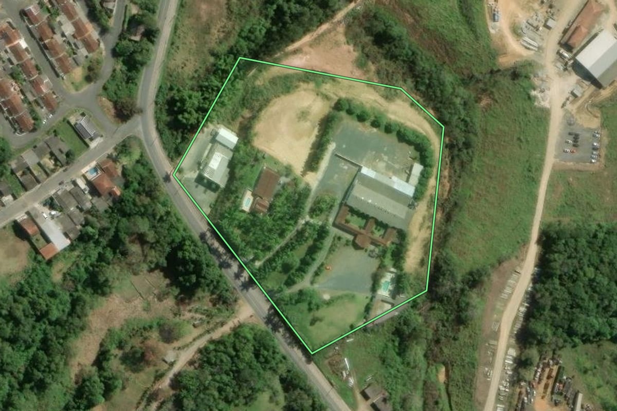 Imagem de satélite do imóvel rural em Jacupiranga (SP), com o contorno declarado no CAR desenhado por cima.