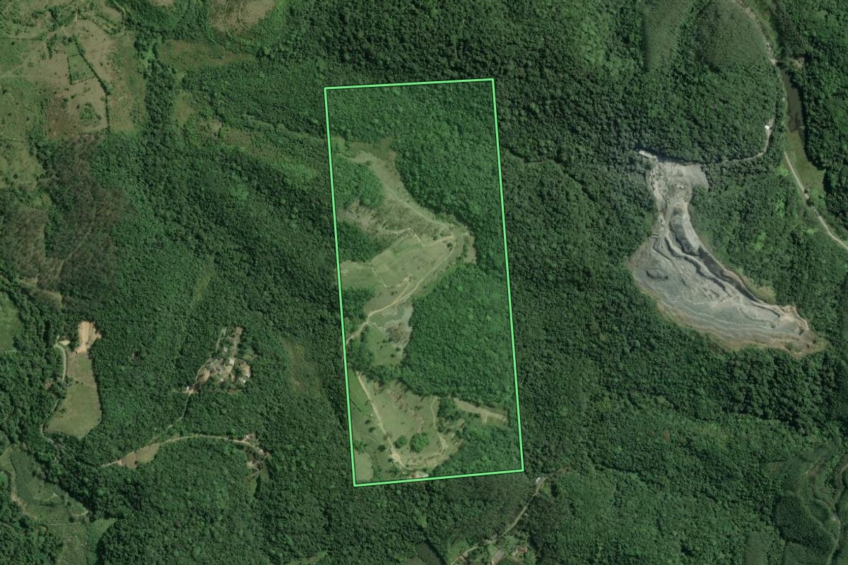 Imagem de satélite do imóvel rural em Jacupiranga (SP), com o contorno declarado no CAR desenhado por cima.