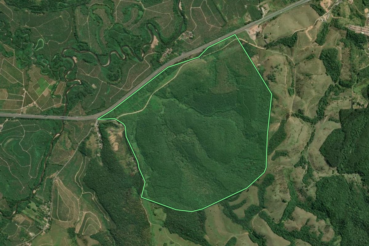 Imagem de satélite do imóvel rural em Jacupiranga (SP), com o contorno declarado no CAR desenhado por cima.