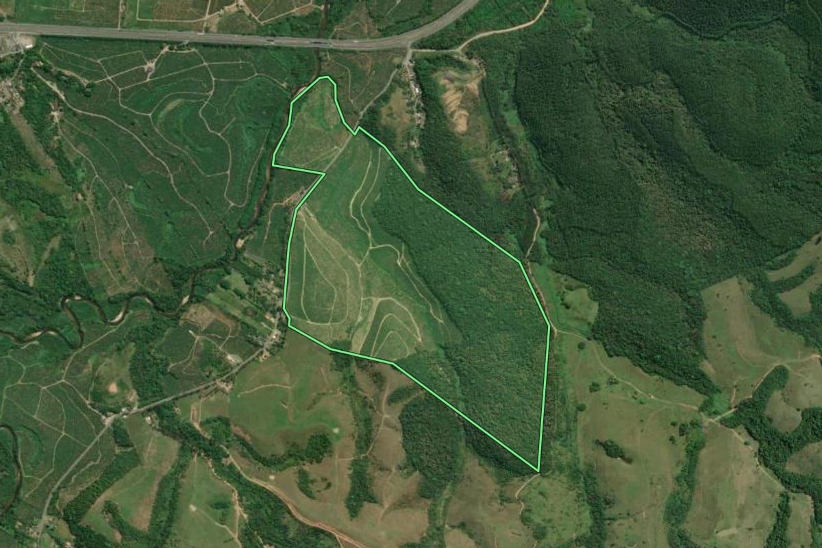 Imagem de satélite do imóvel rural em Jacupiranga (SP), com o contorno declarado no CAR desenhado por cima.