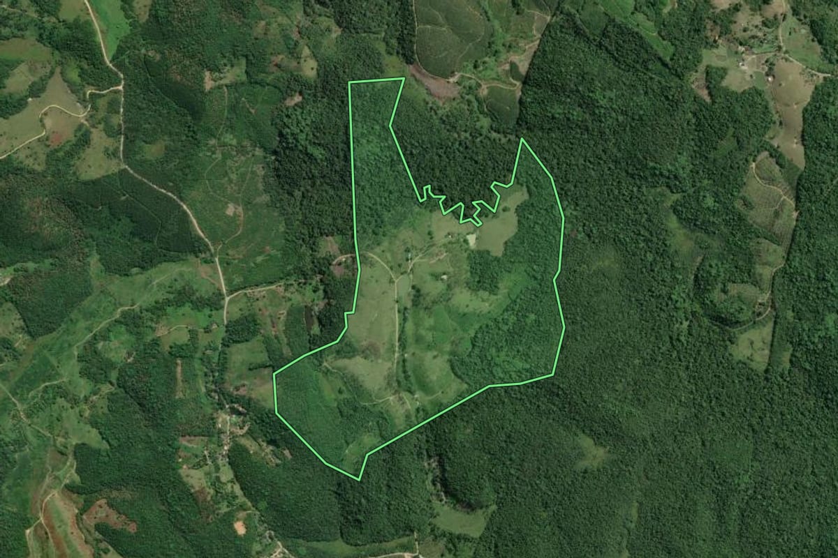 Imagem de satélite do imóvel rural em Jacupiranga (SP), com o contorno declarado no CAR desenhado por cima.