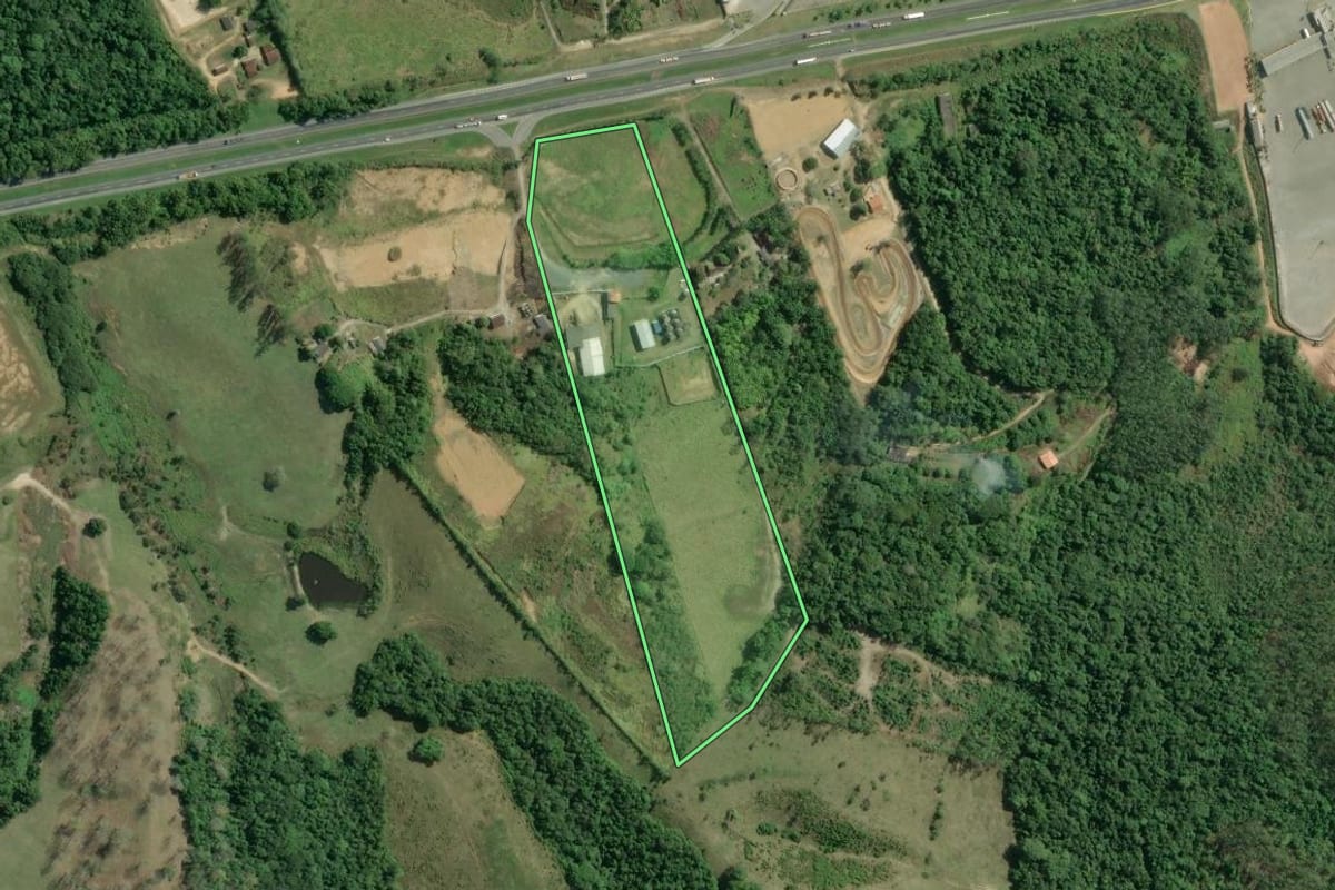 Imagem de satélite do imóvel rural em Jacupiranga (SP), com o contorno declarado no CAR desenhado por cima.